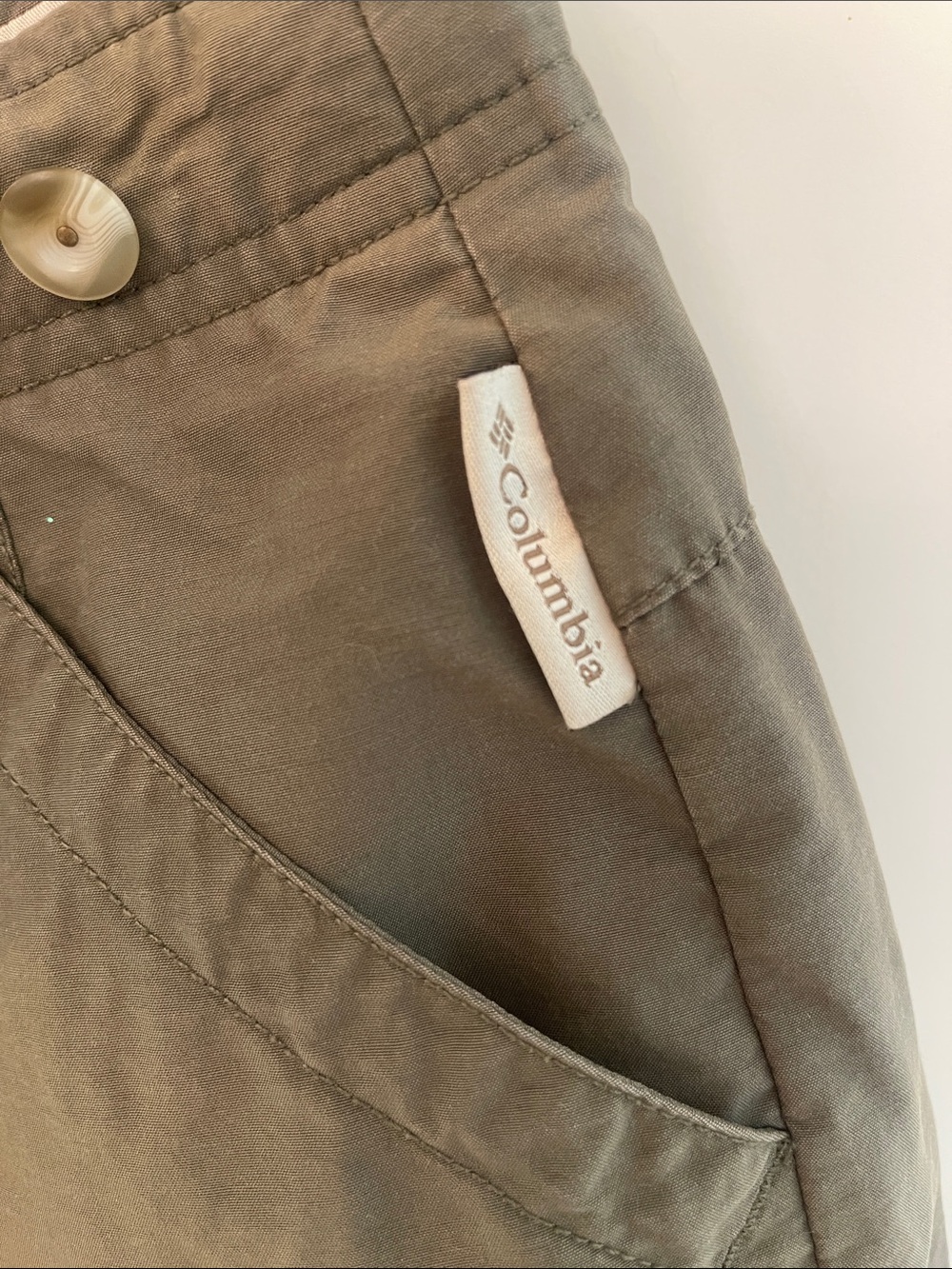 Columbia Women's Olive Cargo Shorts/ High Waisted - Picture 4 of 13